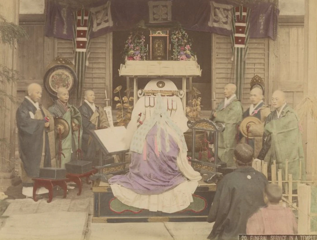 Kuzakabe Kimbei, Yokohama School (XIX) - Funeral service in a temple