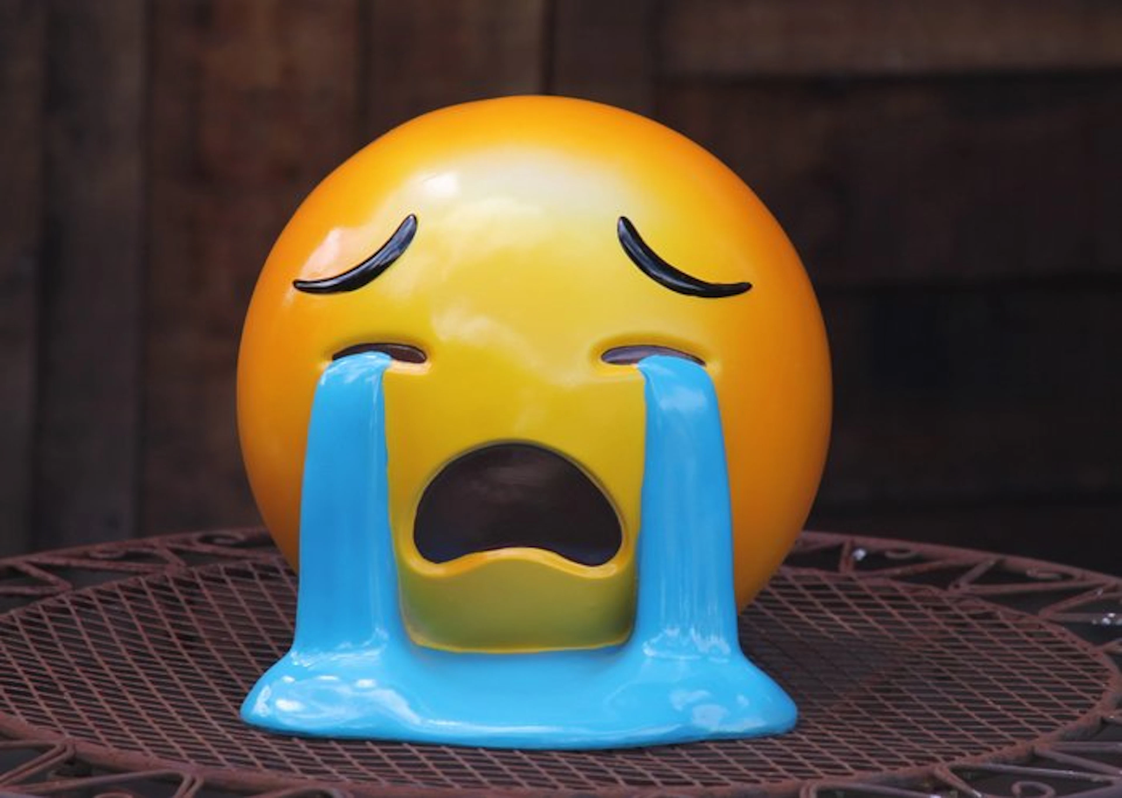 "Soms moet je gewoon even huilen van het lachen!" - Statue