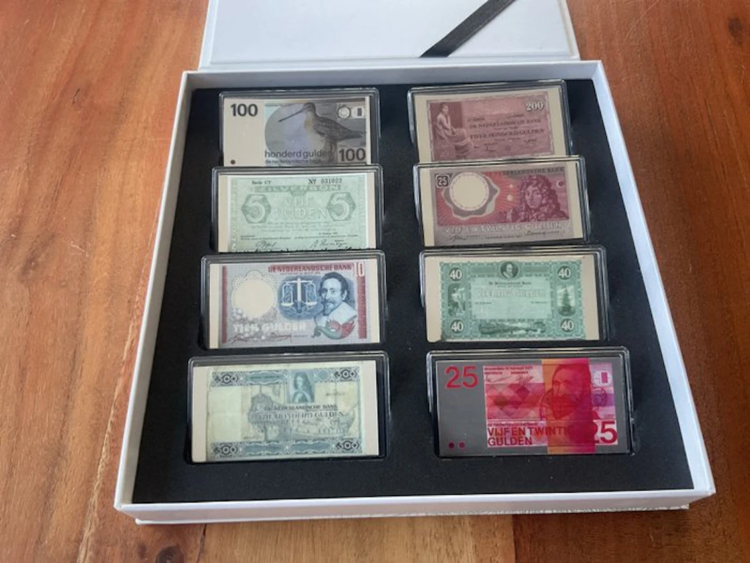 Netherlands. 8 x zilveren miniatuur bankbiljetten.