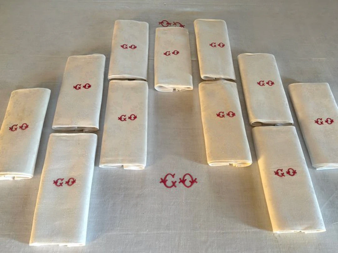 Mid XXth C.table linen with 10 napkins and initials G.O