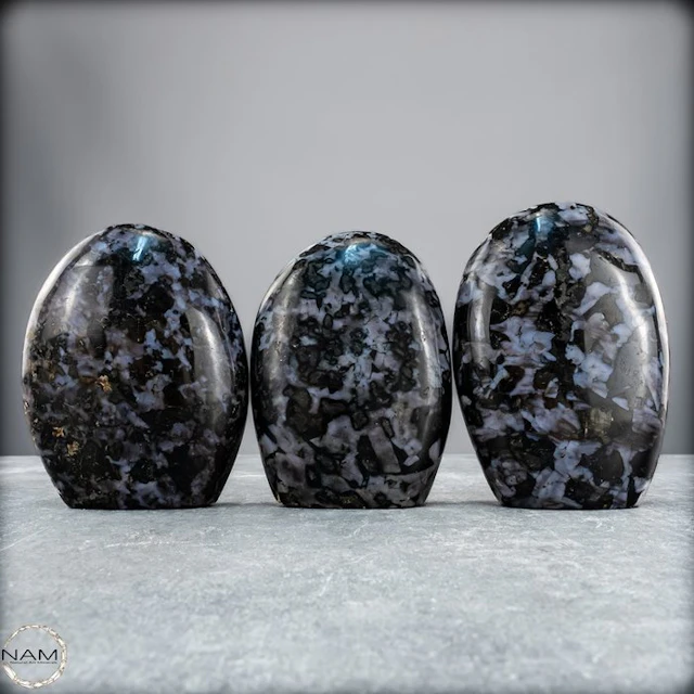 Exceptional Merlinit freeform set – Three unique natural...