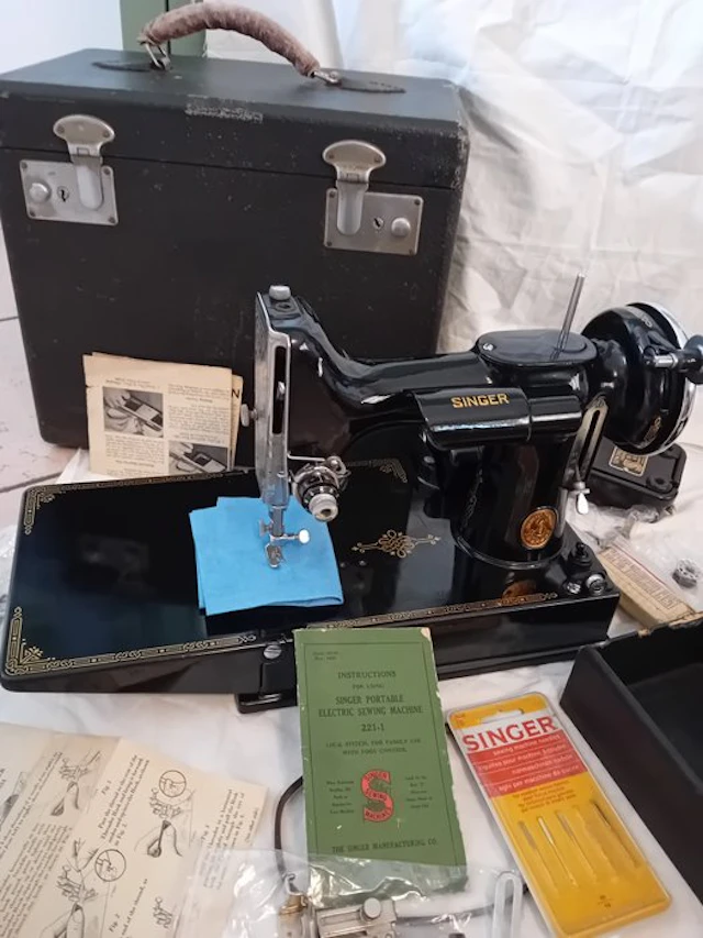 Singer Featherweight 221-1 (1950s) Sewing machine - Aluminium