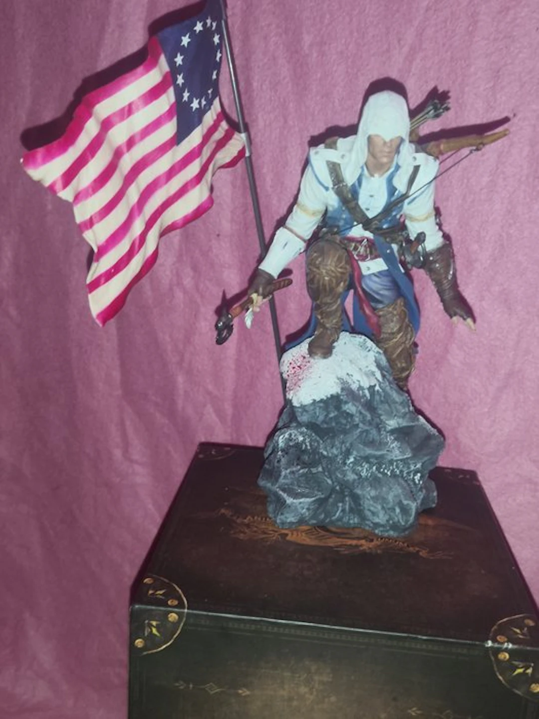 Ubisoft - Figure - Assassin's Creed III Connor Statue mit Flagge - Resin