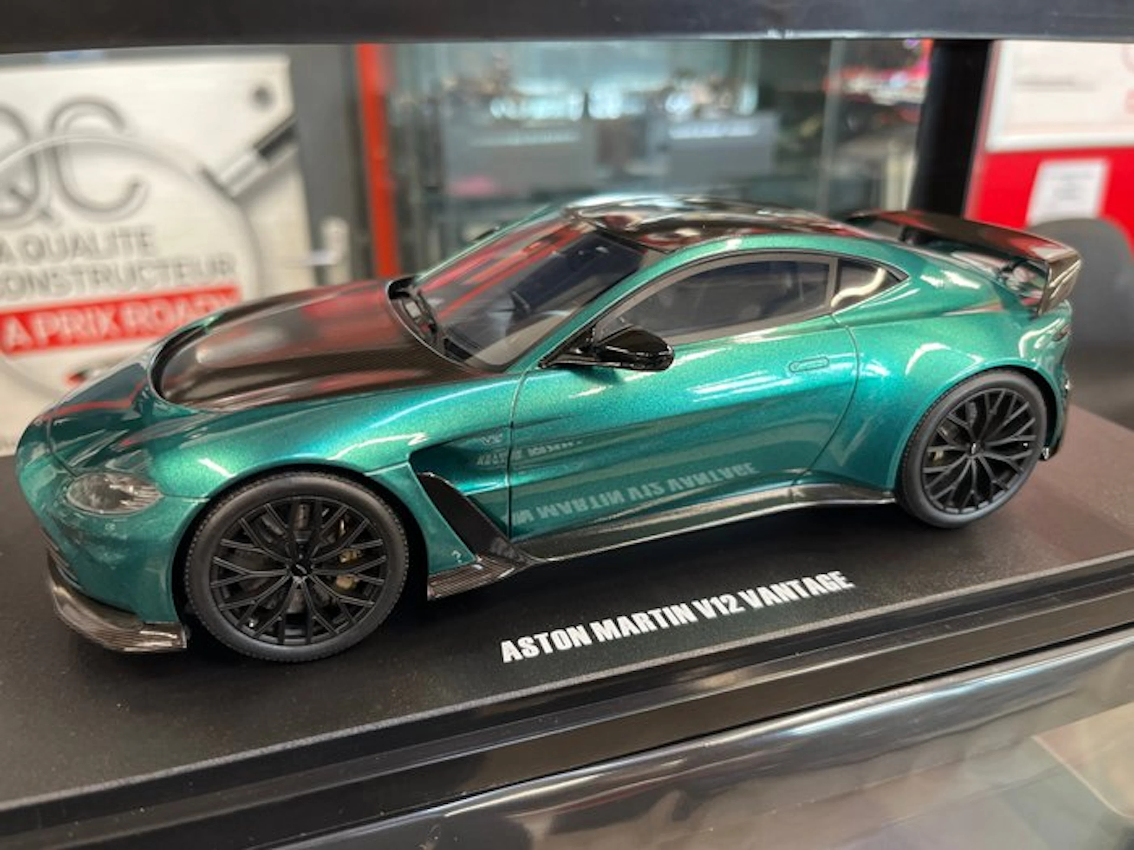 GT Spirit 1:18 - Model sports car - Aston Martin V12 vantage - Limited edition