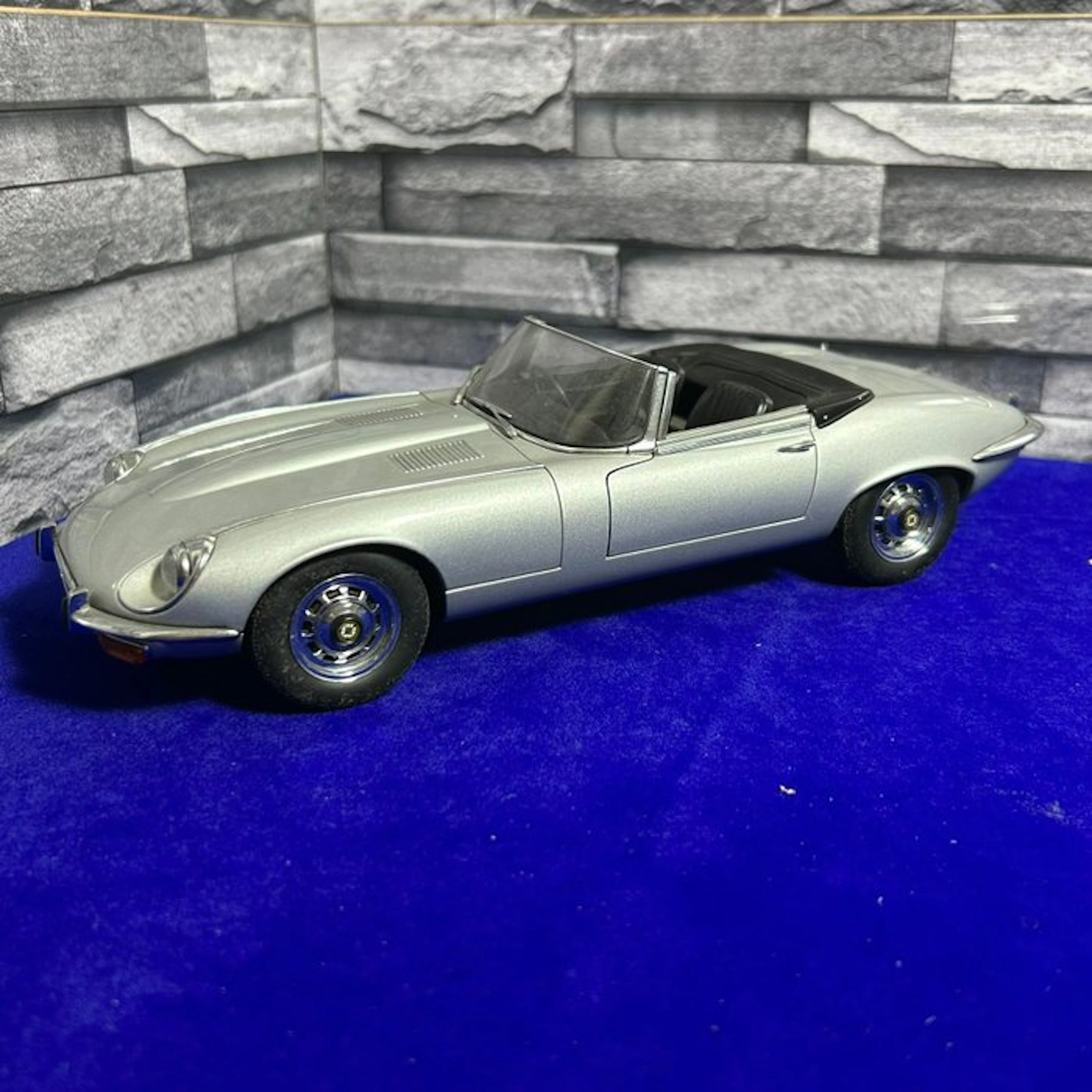 Autoart 1:18 - Model car - Jaguar E-Type Roadster Series 1 (1961) Millennium