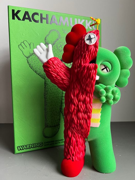 KAWS × KACHAMUKKU Original colorway KAWS KACHAMUKKU Vinyl Figure Green/Red & Black Set - US