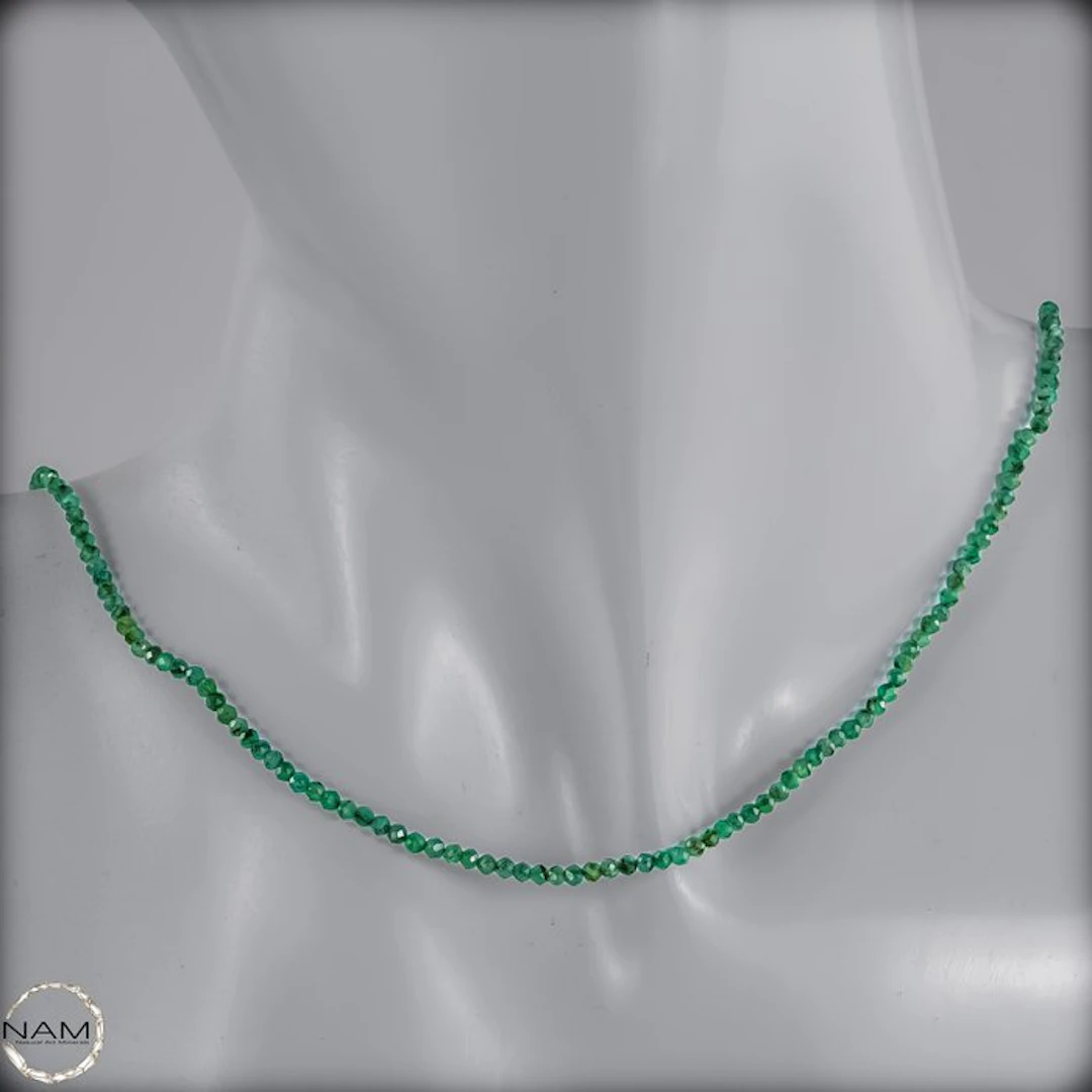 Emerald strand for binding – Fine faceted gemstones in...
