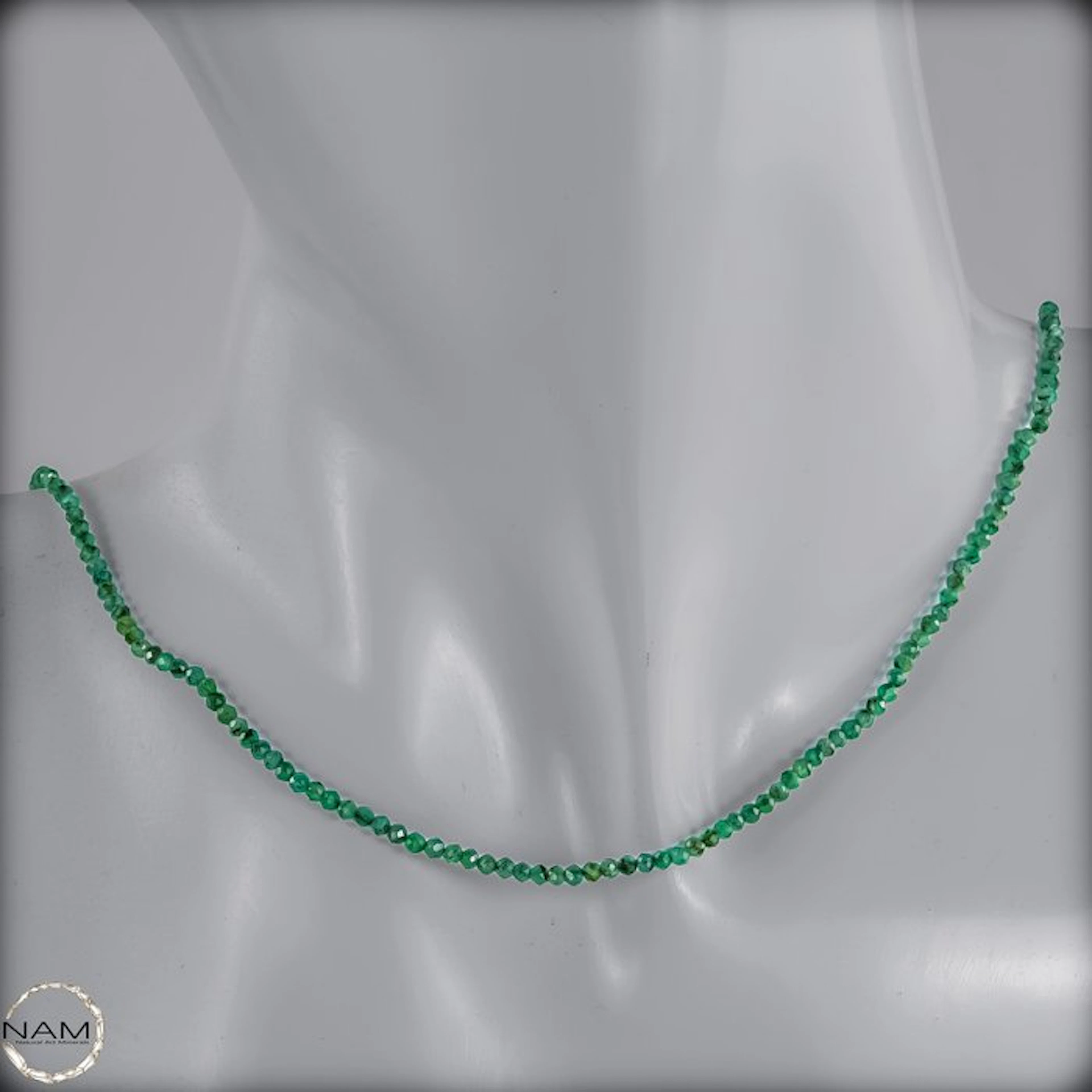 Emerald strand for binding – Fine faceted gemstones in...