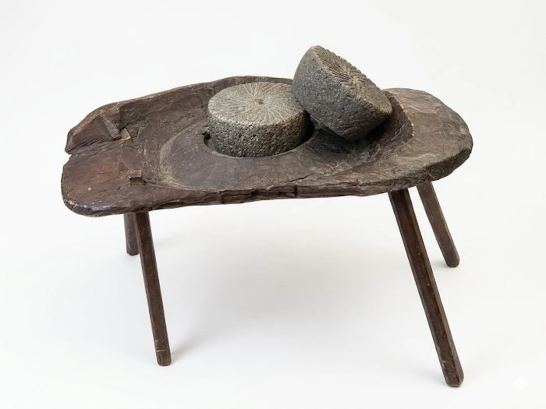 Antique Indonesian grinding stone mill table (120 cm)...