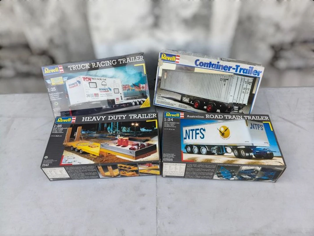 Revell 1:24 - Model kit (4) - Truck Racing Trailer; Heavy...