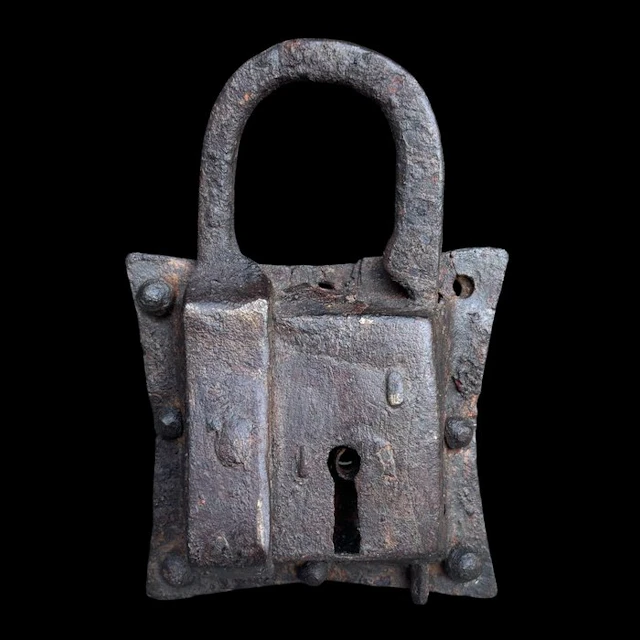 Medieval Iron Rare Gothic padlock - Rare Gothic medieval iron padlock - 12.4 cm