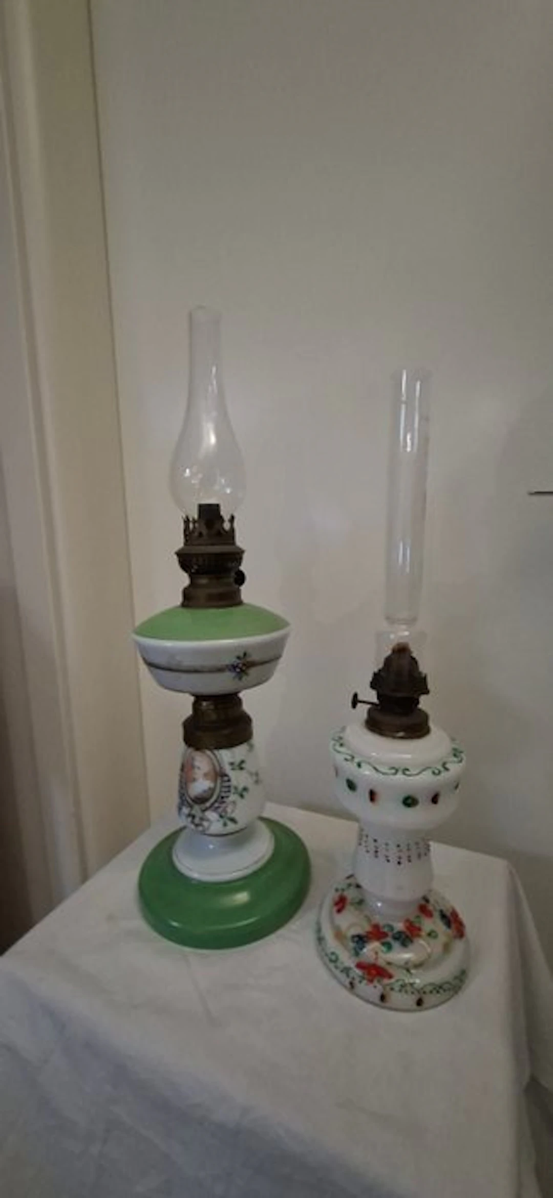 Oil lamp (2) - Glass, Bronze, Ceramic - A pair of antique lamps