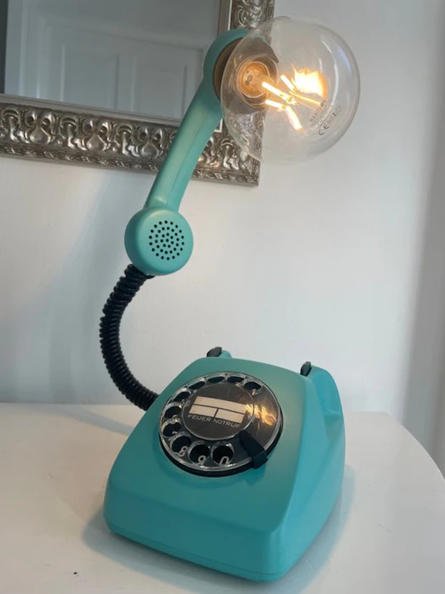 Analogue telephone - 611-2 - Plastic - Lamp made from a phone