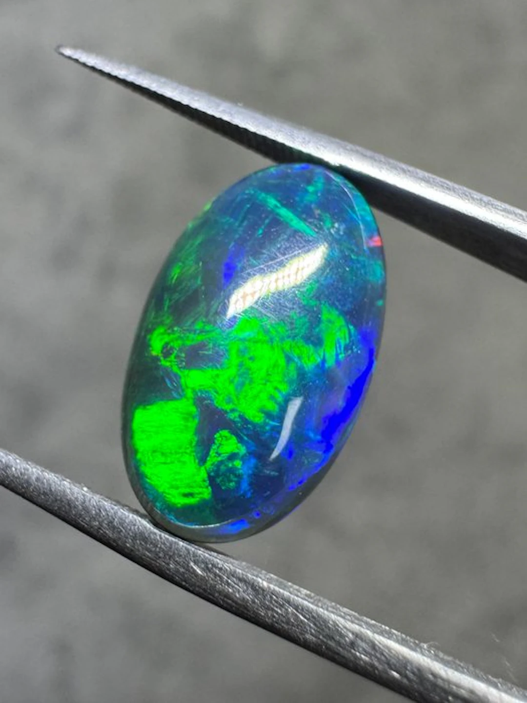 Natural Ethiopian black opal. 3.55 carats. No reserve! Oval cabochon- 0.71 g