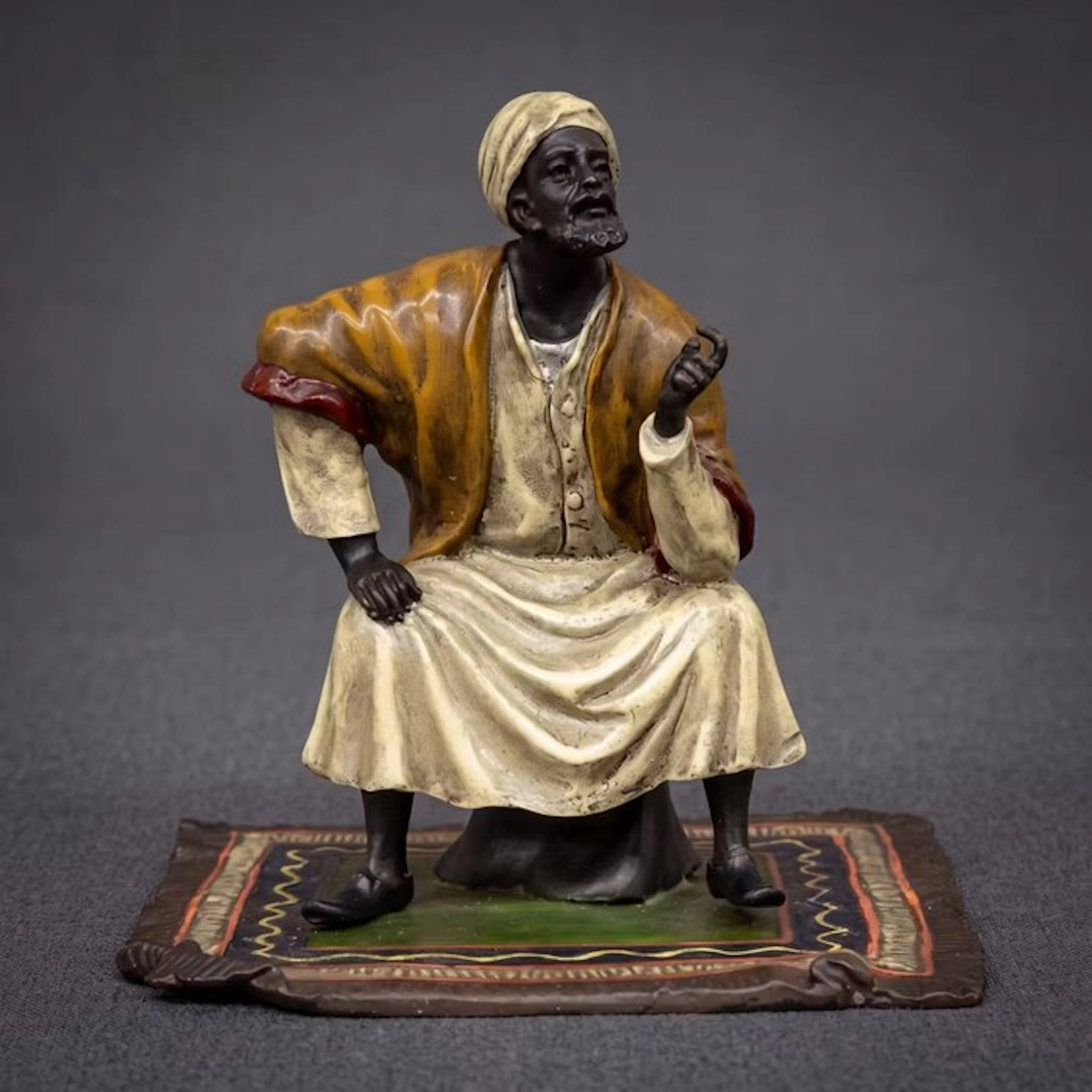 Statue, Oriëntaalse handelaar op tapijt - 12.5 cm - Bronze