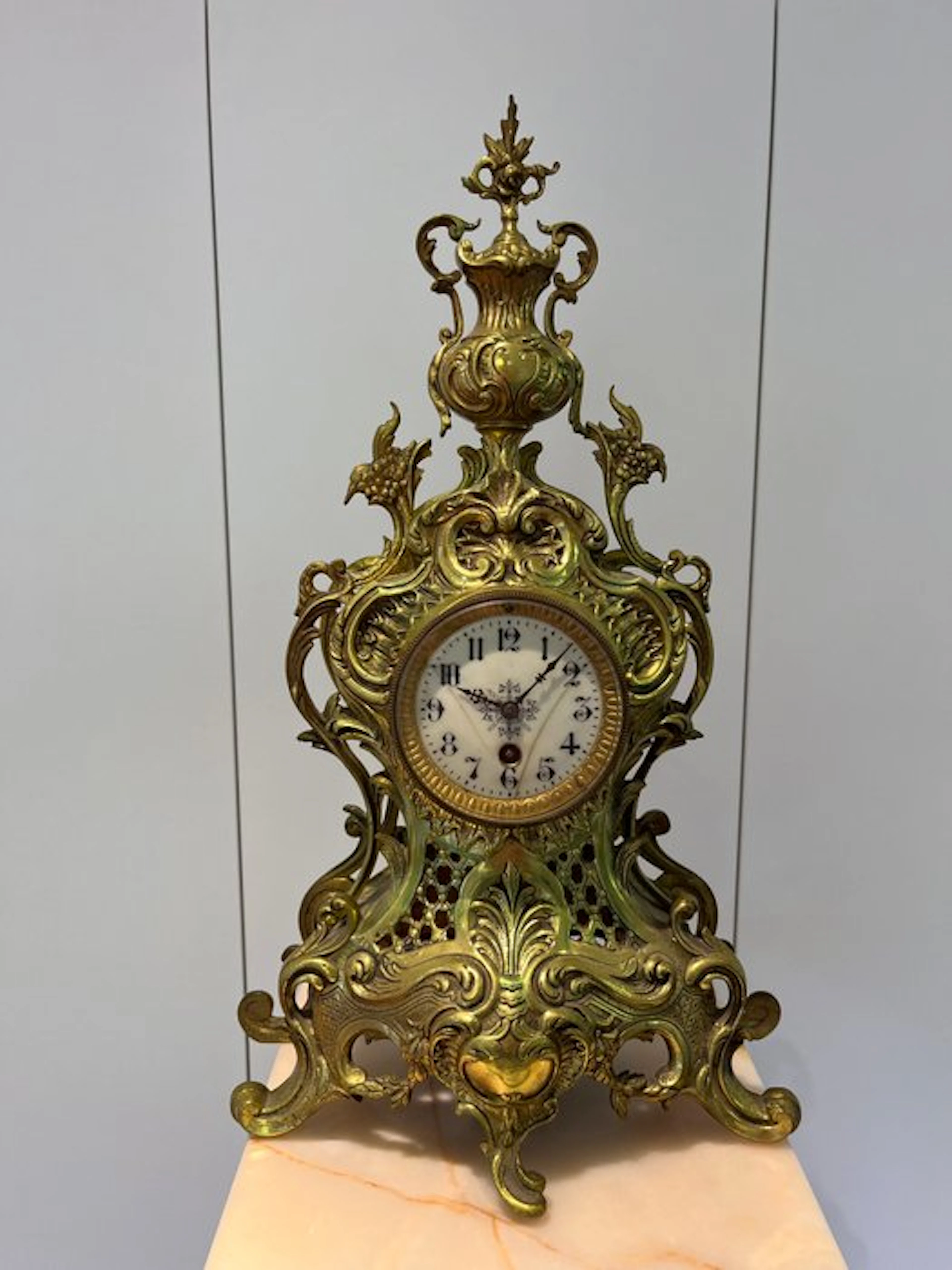 Mantel clock - - Cast brass, Gilt bronze - 1920-1930