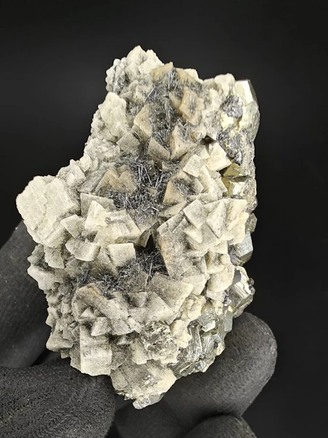 Jamesonite & Calcite Crystals on matrix - Height: 6 cm - Width: 5 cm- 125 g
