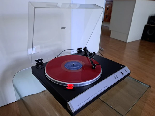 Sanyo - Plus Q25 Semi-Automatic Direct-Drive Turntable