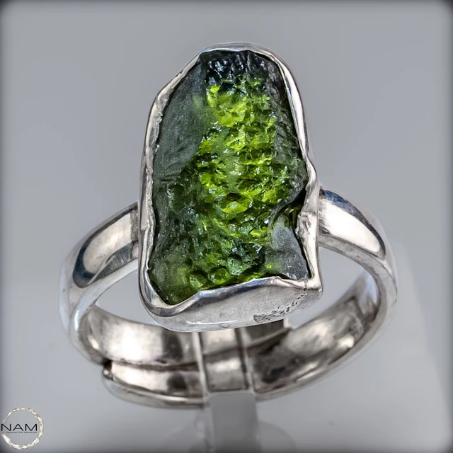 Stunning Moldavite ring in 925 silver – A piece of cosmic...