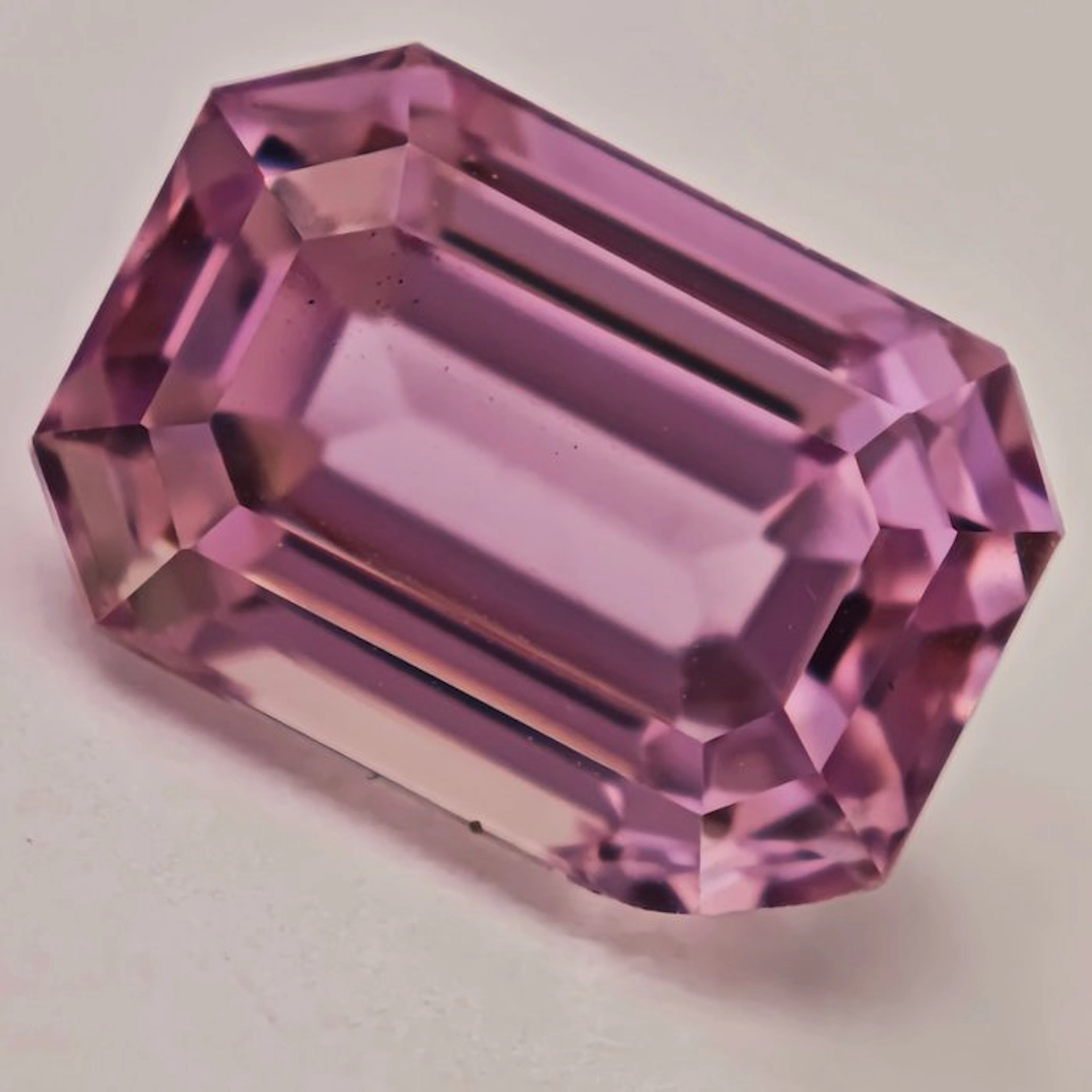 No reserve price Kunzite - 9.77 ct - Antwerp Laboratory...