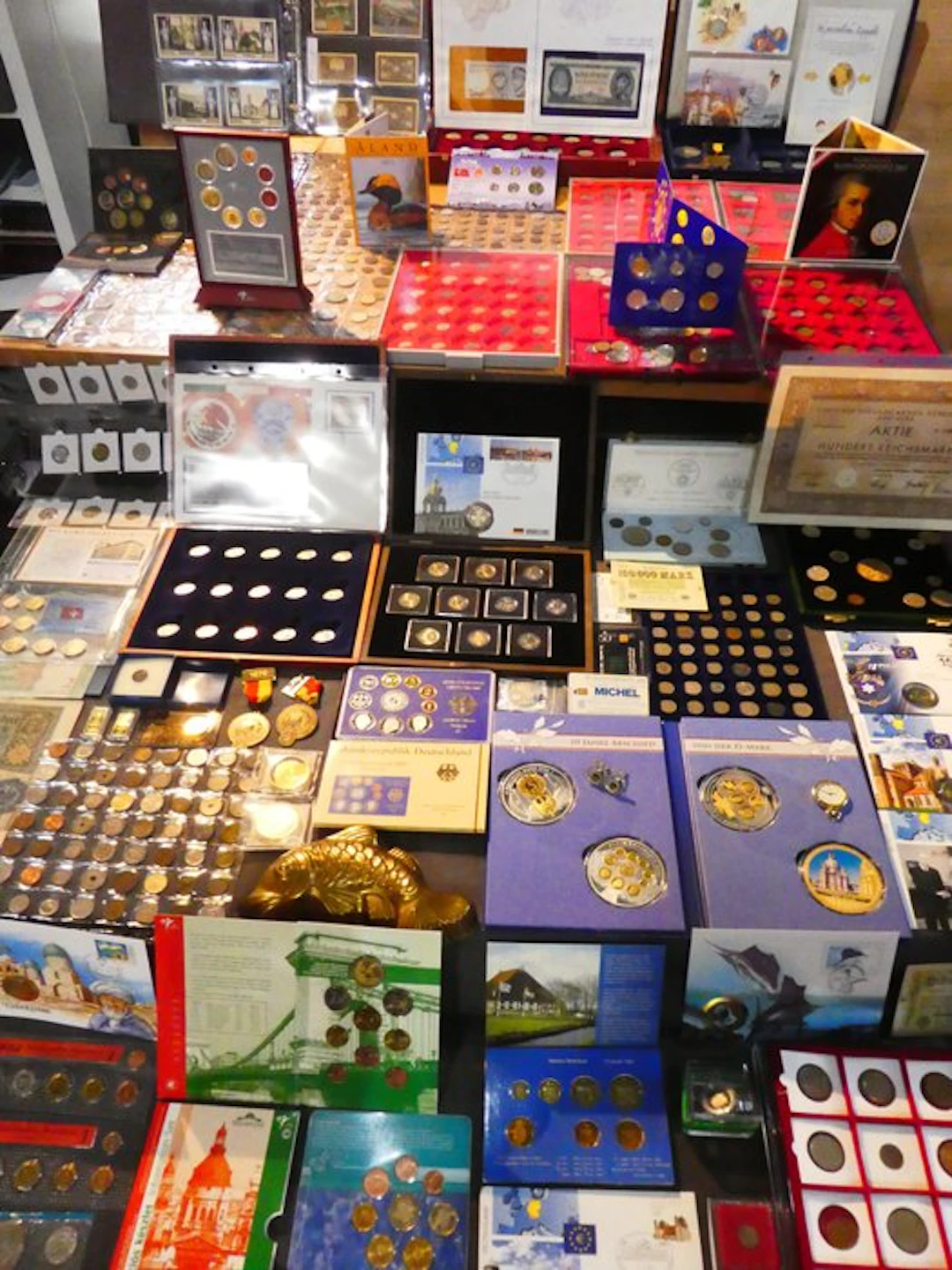 World. Collection of coins/banknote/medals/euro inkl