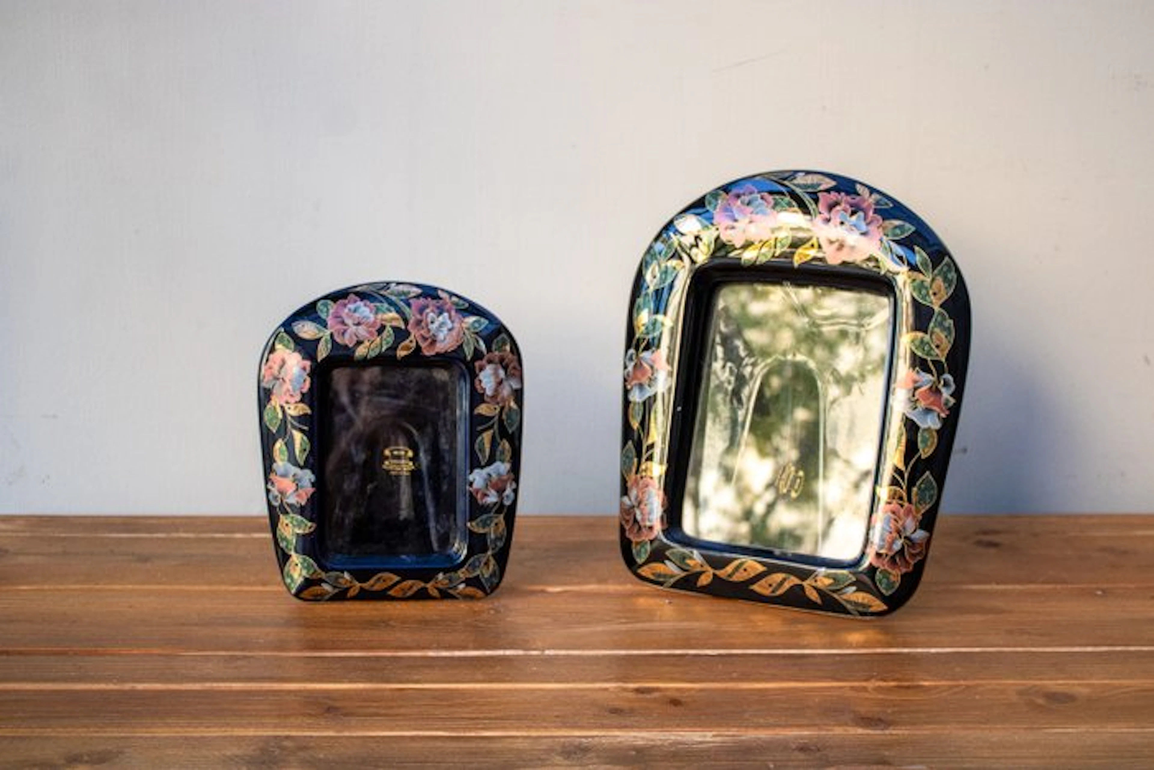 Picture frame (2) - Ceramic, Enamel, Glass - floral and golden decor