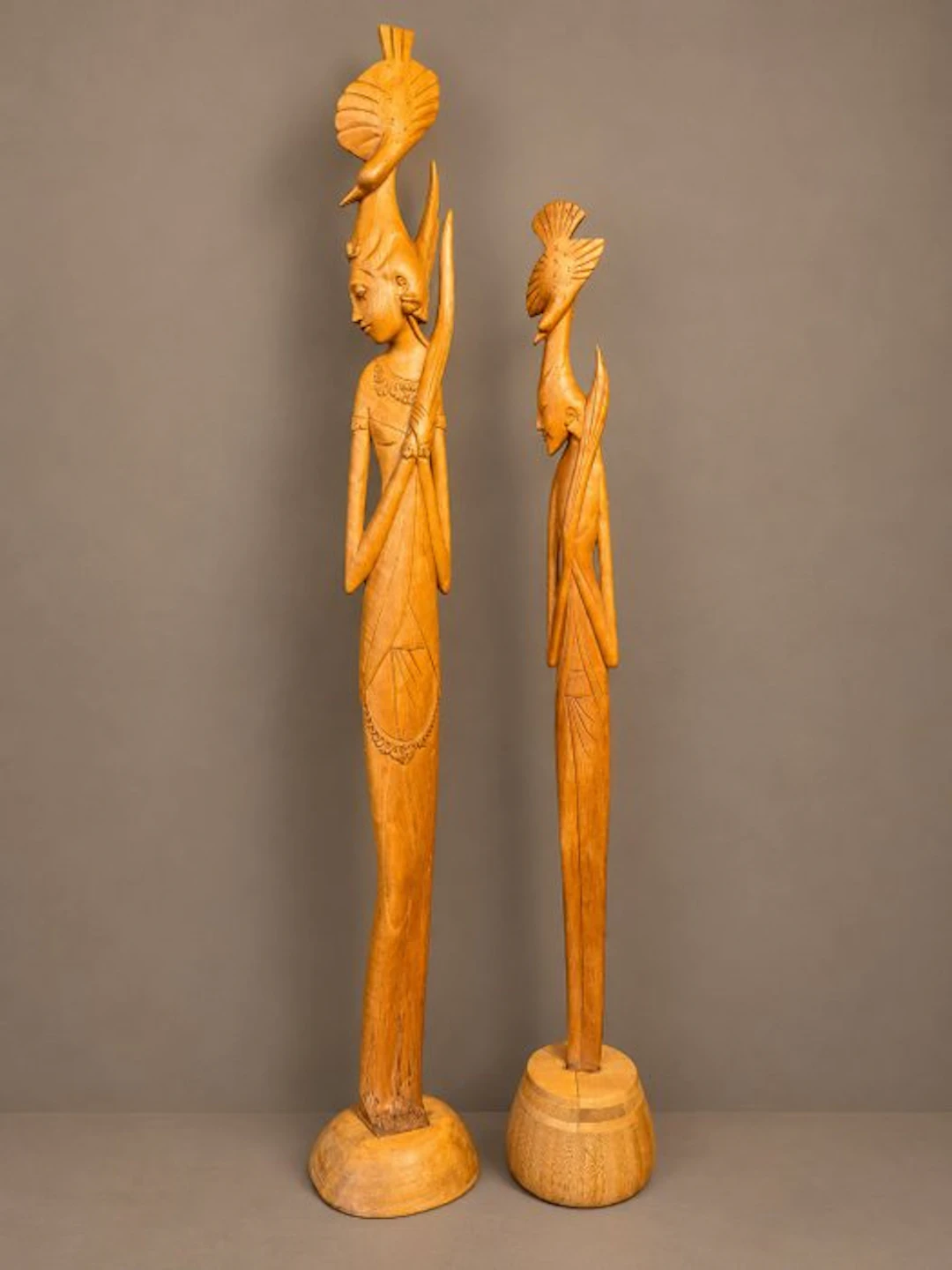 Twee Balinese houtsnijwerken art deco stijl - Statue...