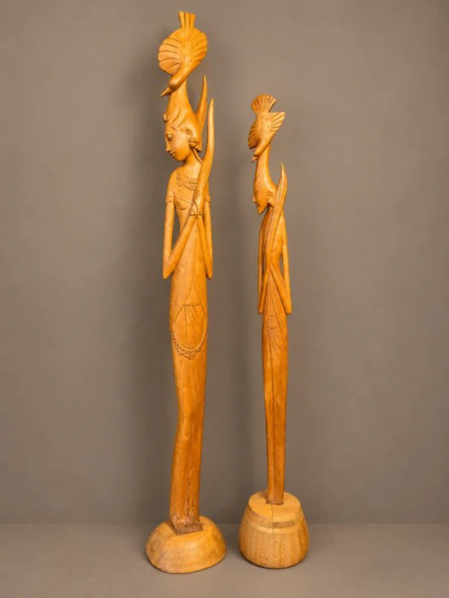 Twee Balinese houtsnijwerken art deco stijl - Statue...