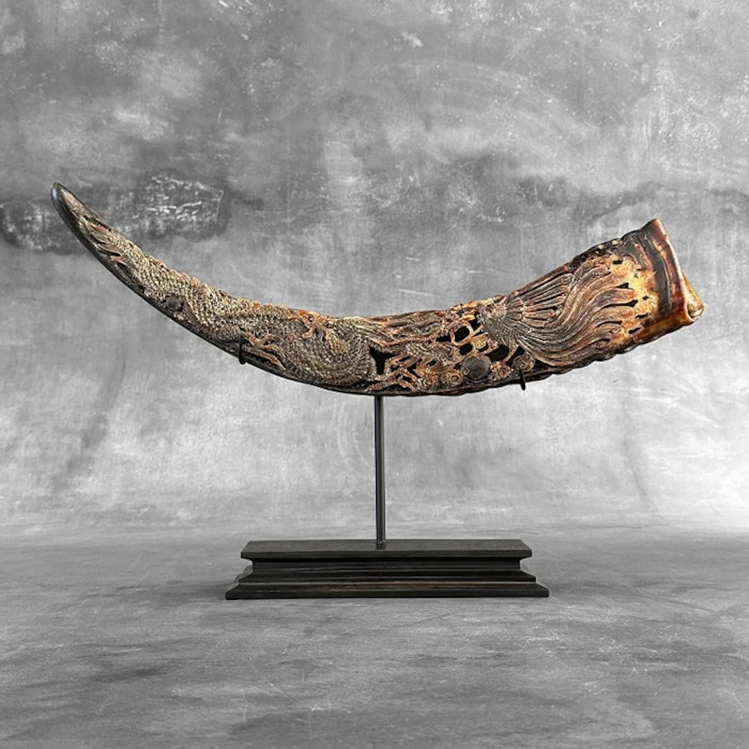 Carving, NO RESERVE PRICE - Engraved horn of a water...
