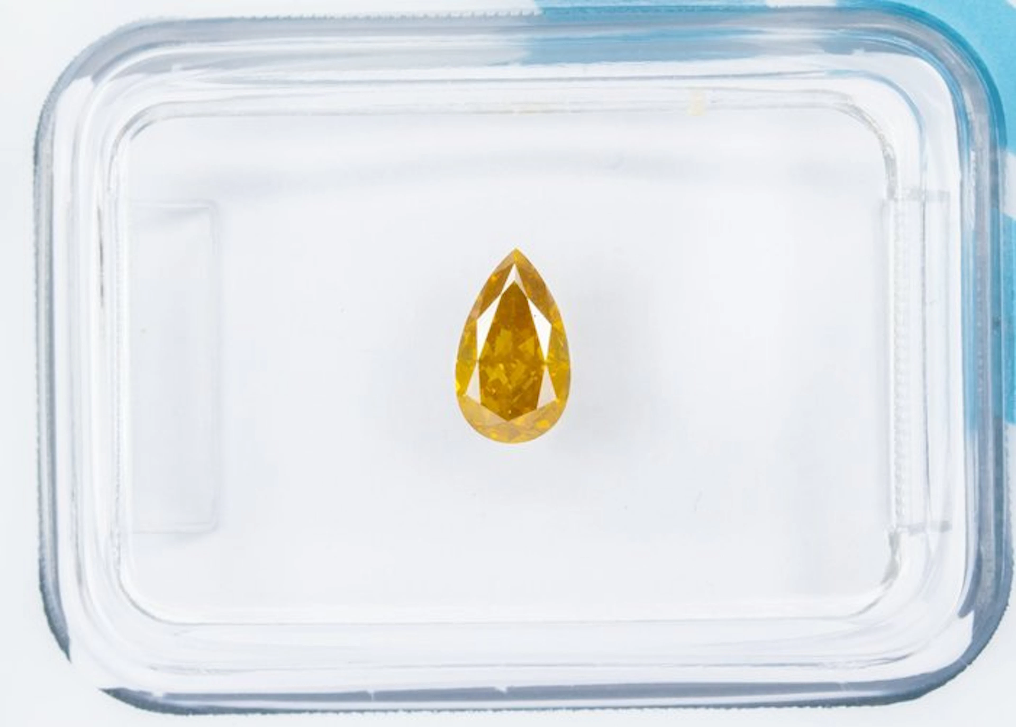 No reserve price - 1 pcs Diamond (Natural coloured)...