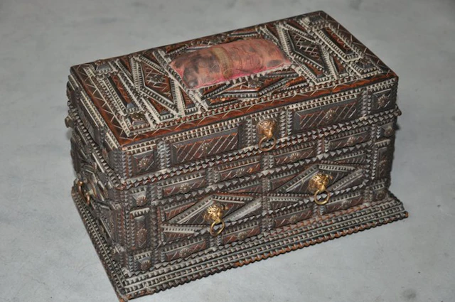 Jewellery box - Wood - Tramp art