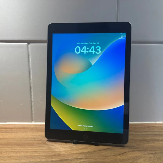 Apple iPad (5th Generation) 128GB Wifi - Mobile phone