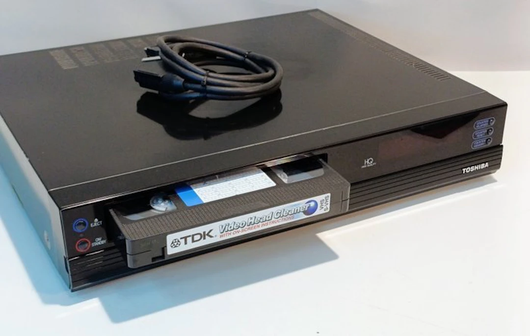 Toshiba V-93W - VHS cassette recorder / player Video recorder