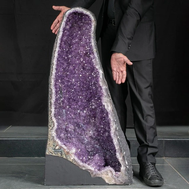 Extraordinary Quality - Monumental Amethyst Chatedral...