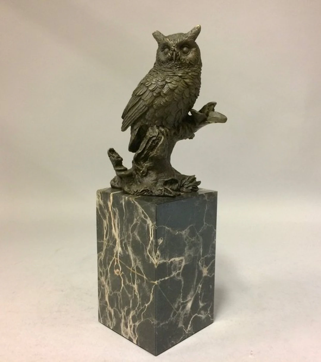 Sculpture, Uil op stronk - 2,8 kg - gesigneerd MILO - 27 cm - Bronze