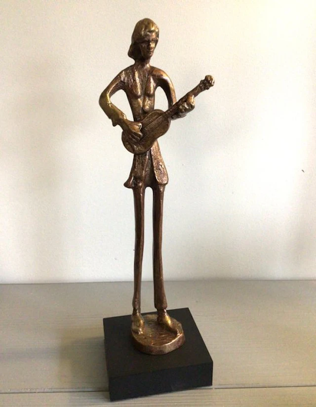 Sculpture, “ De Gitarist “ - 30 cm - bronze (gilded)