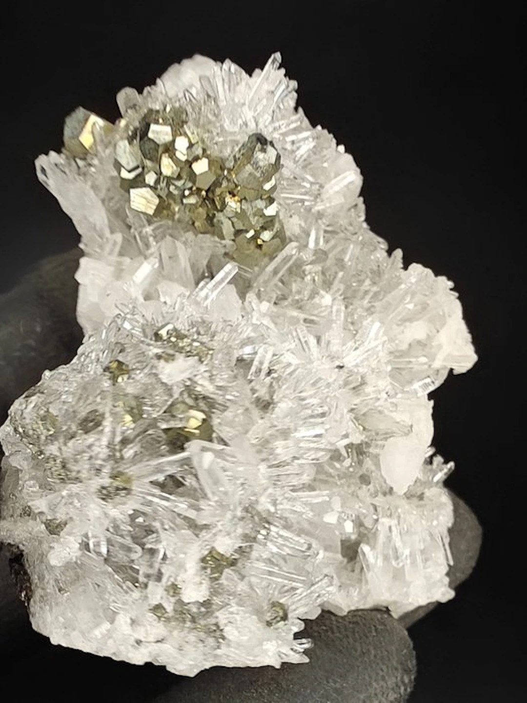 Pyrite & Quartz Crystal on matrix - Height: 8 cm - Width: 6 cm- 144 g