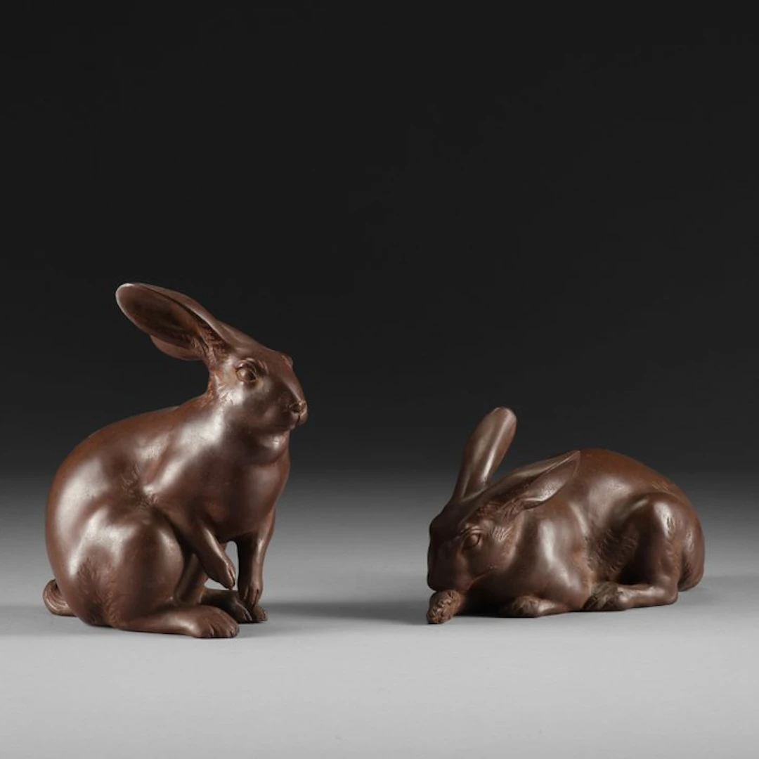 Okimono 置物 of two hares - Patinated bronze - Japan - Shōwa period (1926-1989)