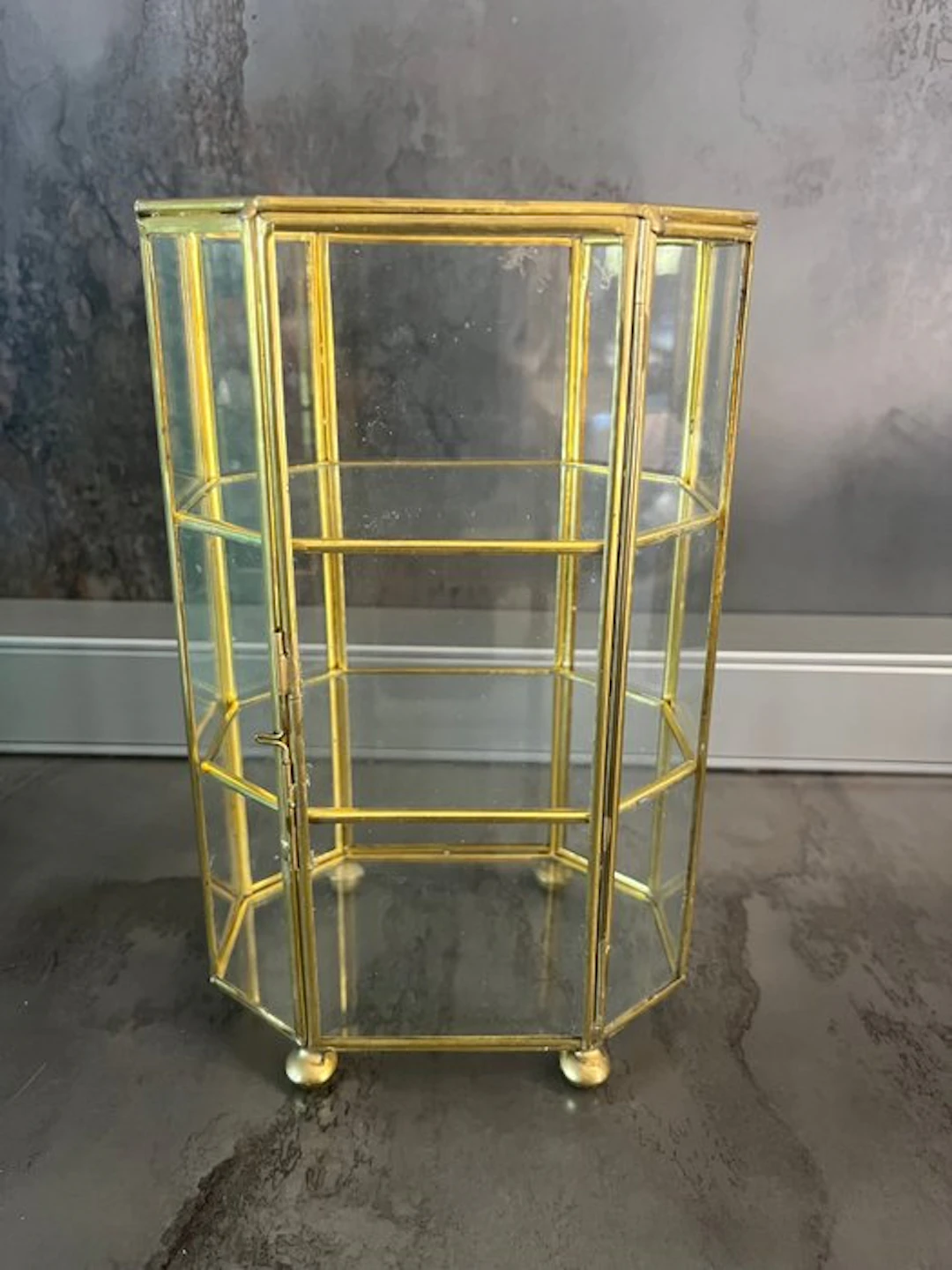 Display cabinet - Glass and brass