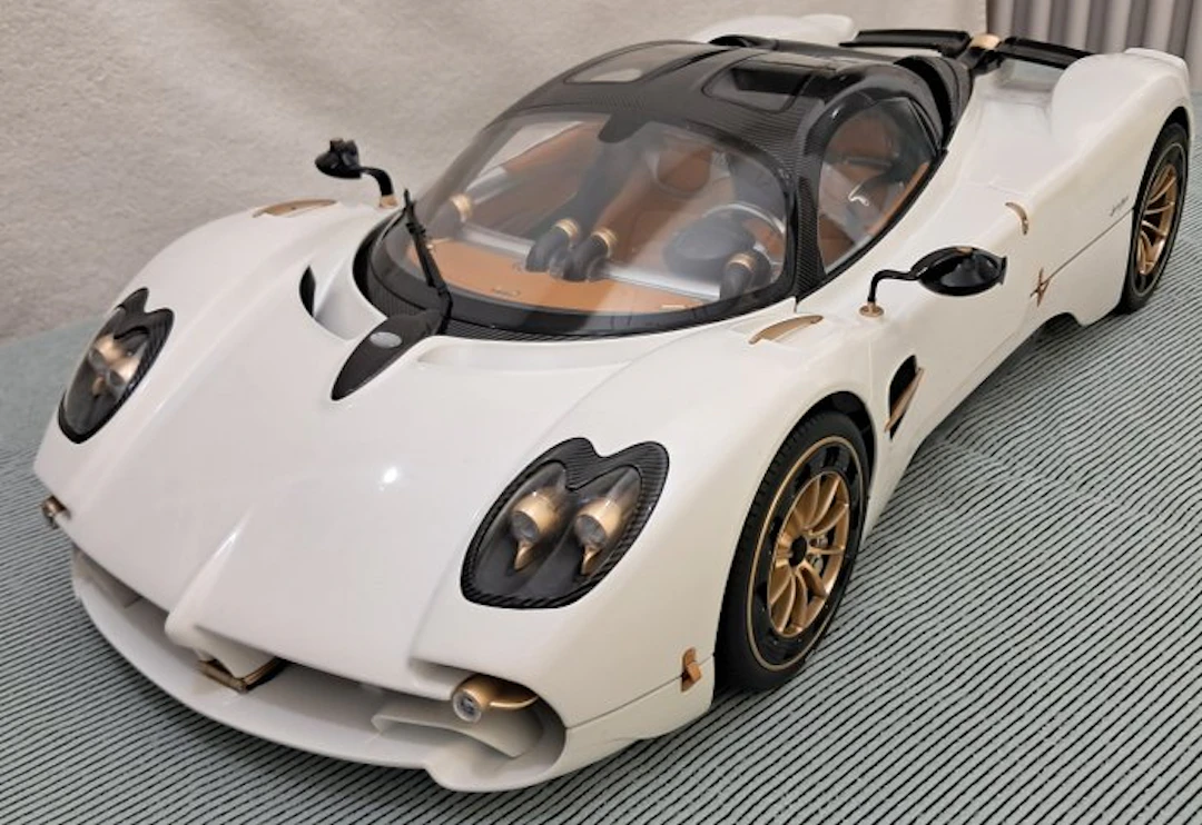 Pocher 1:8 - Model sports car - PAGANI UTOPIA Coupè Bianco Perla scala 1/8