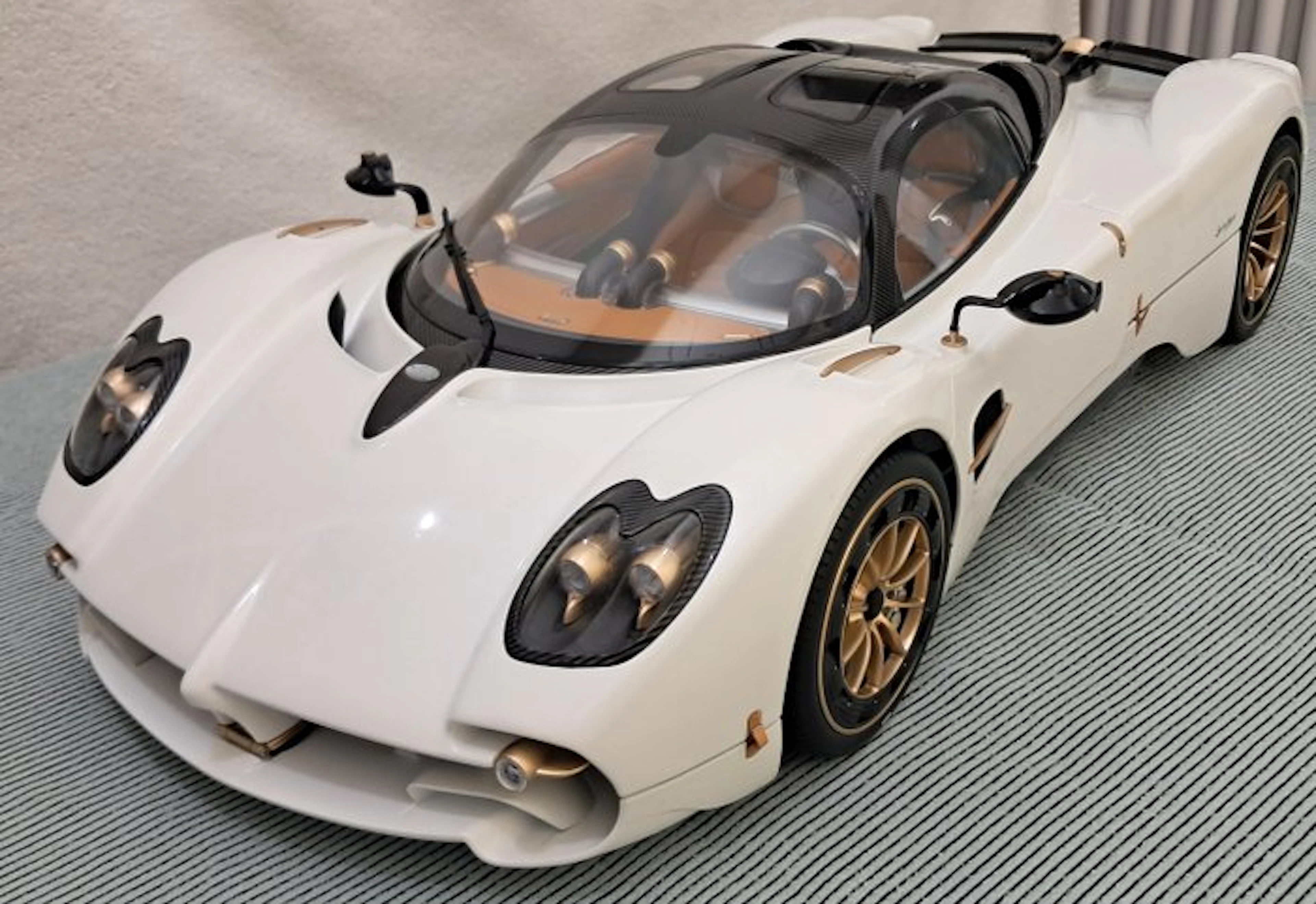 Pocher 1:8 - Model sports car - PAGANI UTOPIA Coupè Bianco Perla scala 1/8