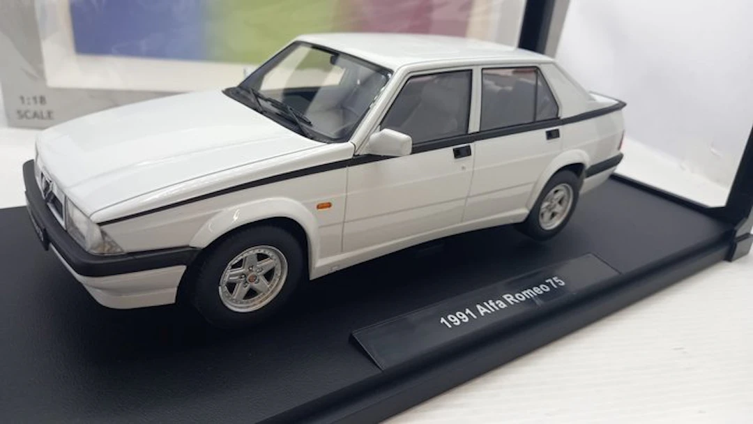 Triple 9 1:18 - Model car - Alfa Romeo 75 1988 - (cod.Y16)