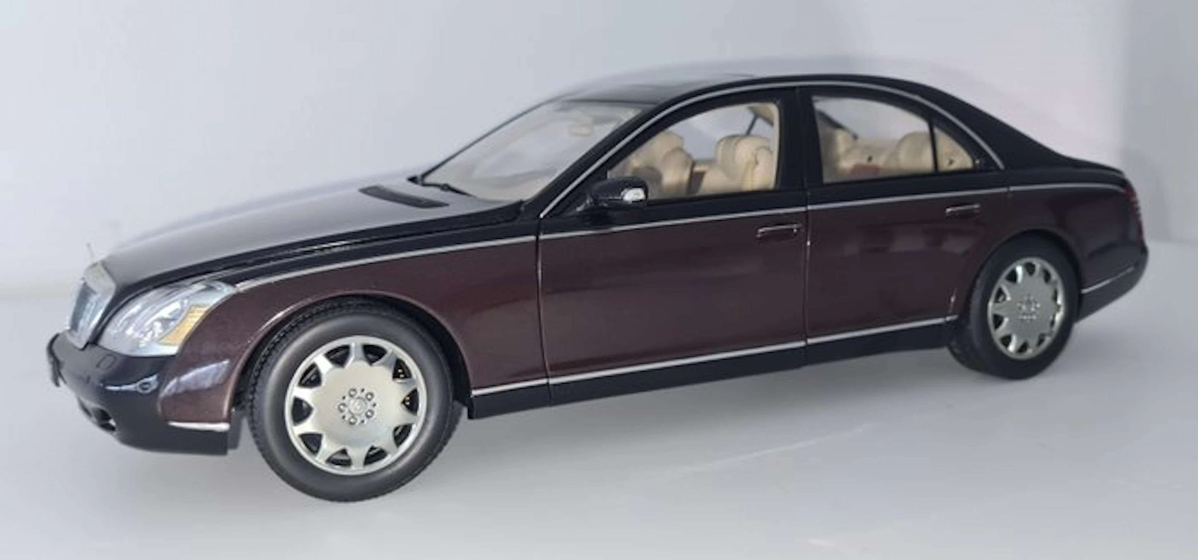 Autoart 1:18 - Model car - Maybach 57 - Dealer Edition