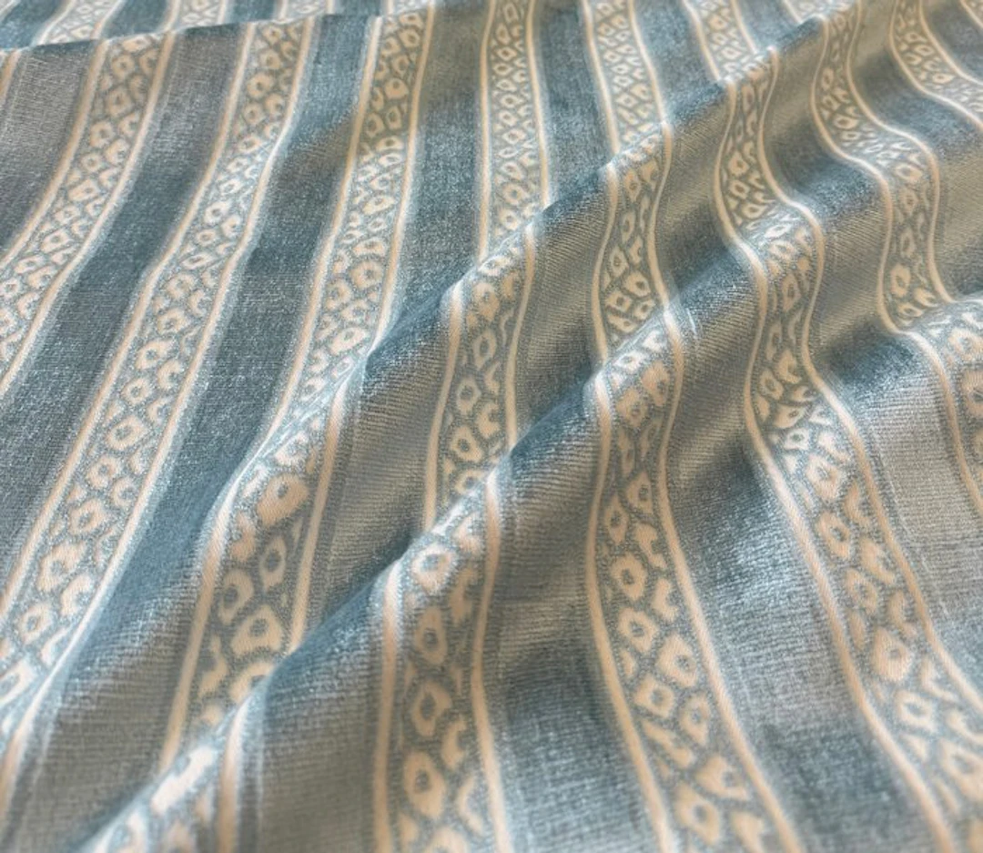 1531★ Splendid powder-blue jacquard velvet on a light...