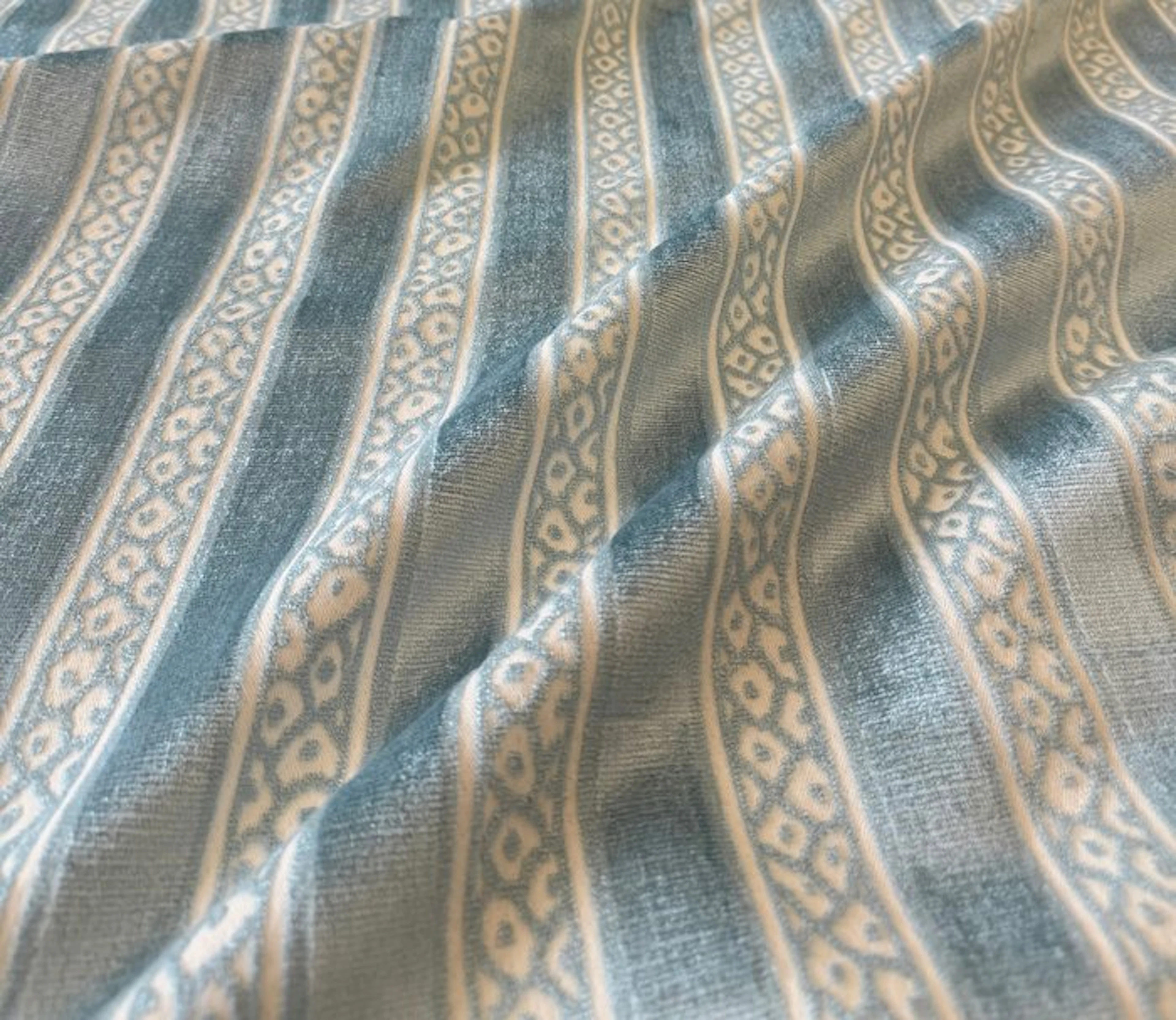 1531★ Splendid powder-blue jacquard velvet on a light...