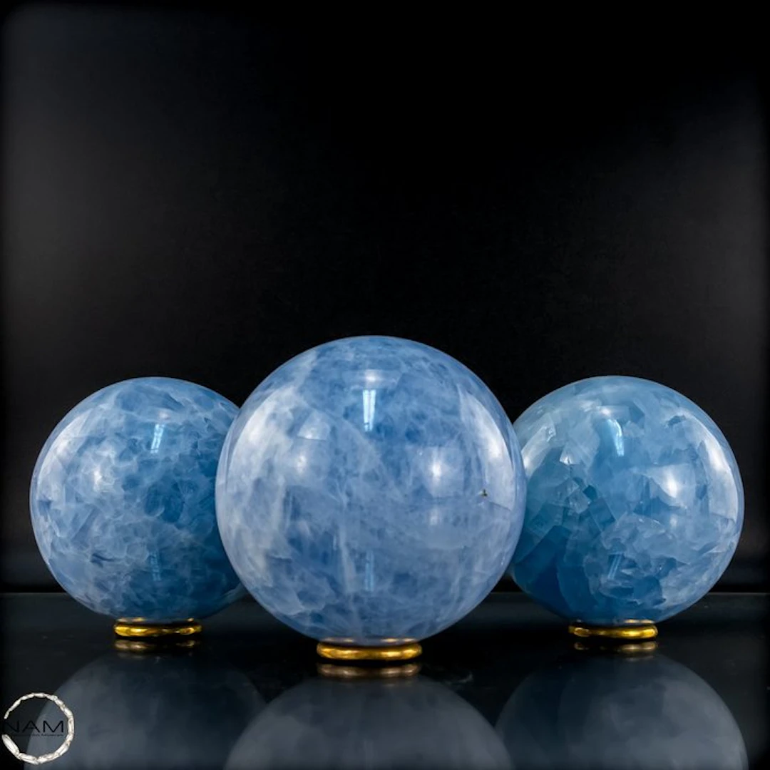 Blue Calcite Sphere Set – Three harmonious natural...