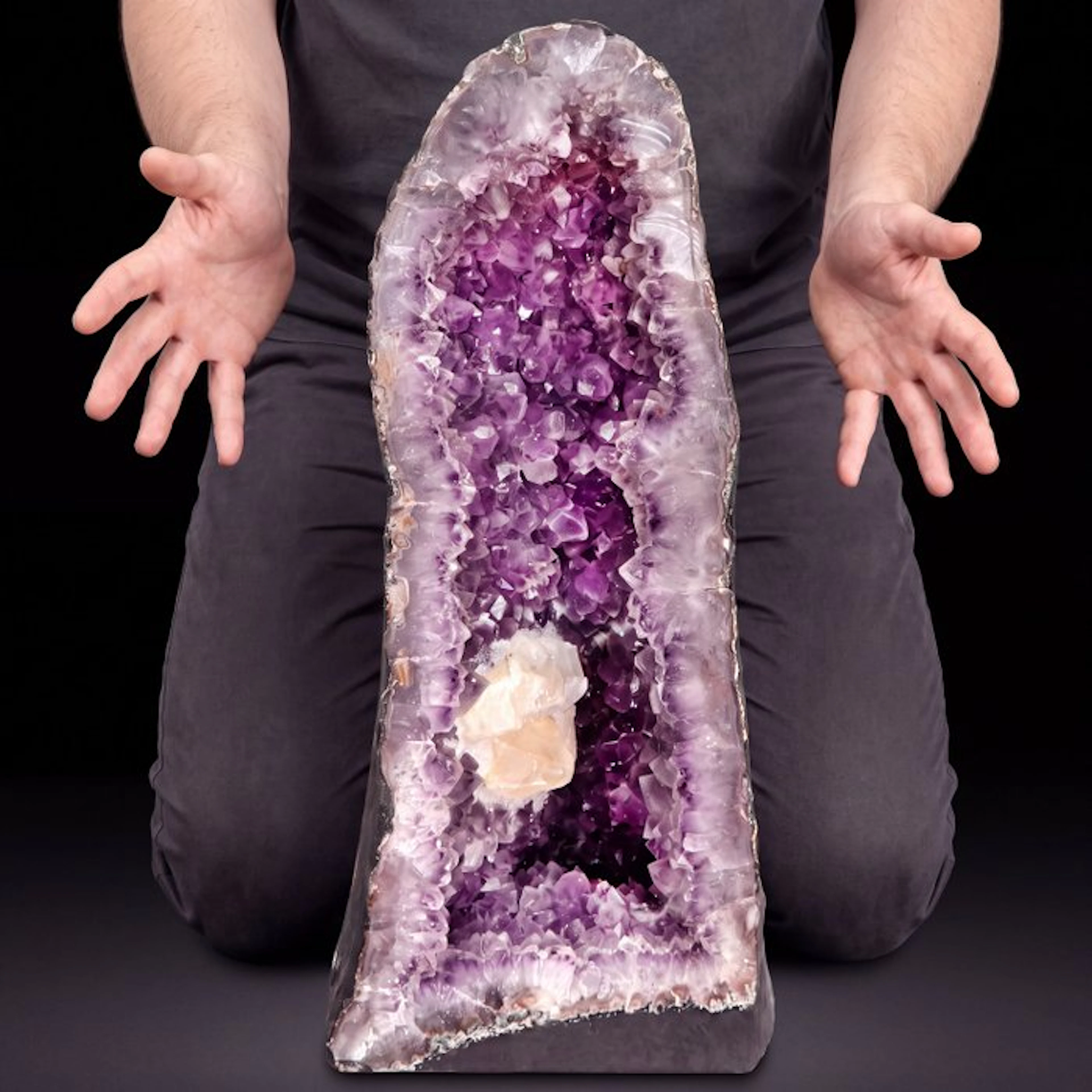 Vivid Amethyst - 42x18x15 cm - Geode- 10 kg