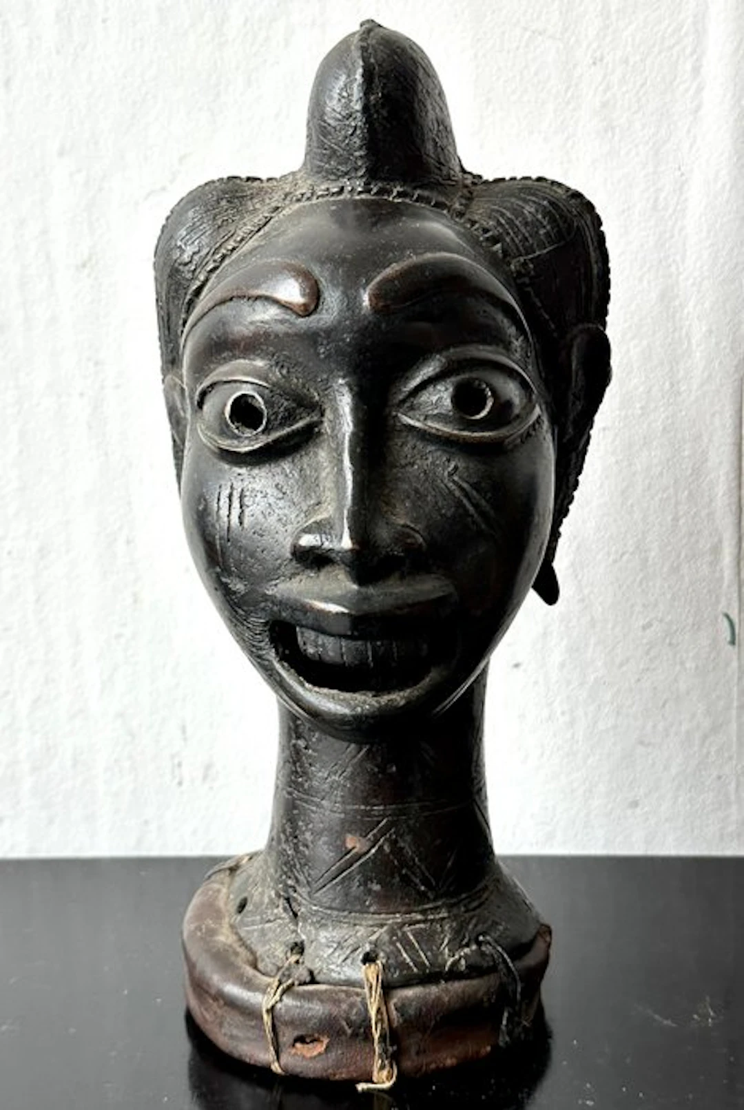 Zeer oud Bamileke Bronzen Herdenkingshoofd met leren voet...