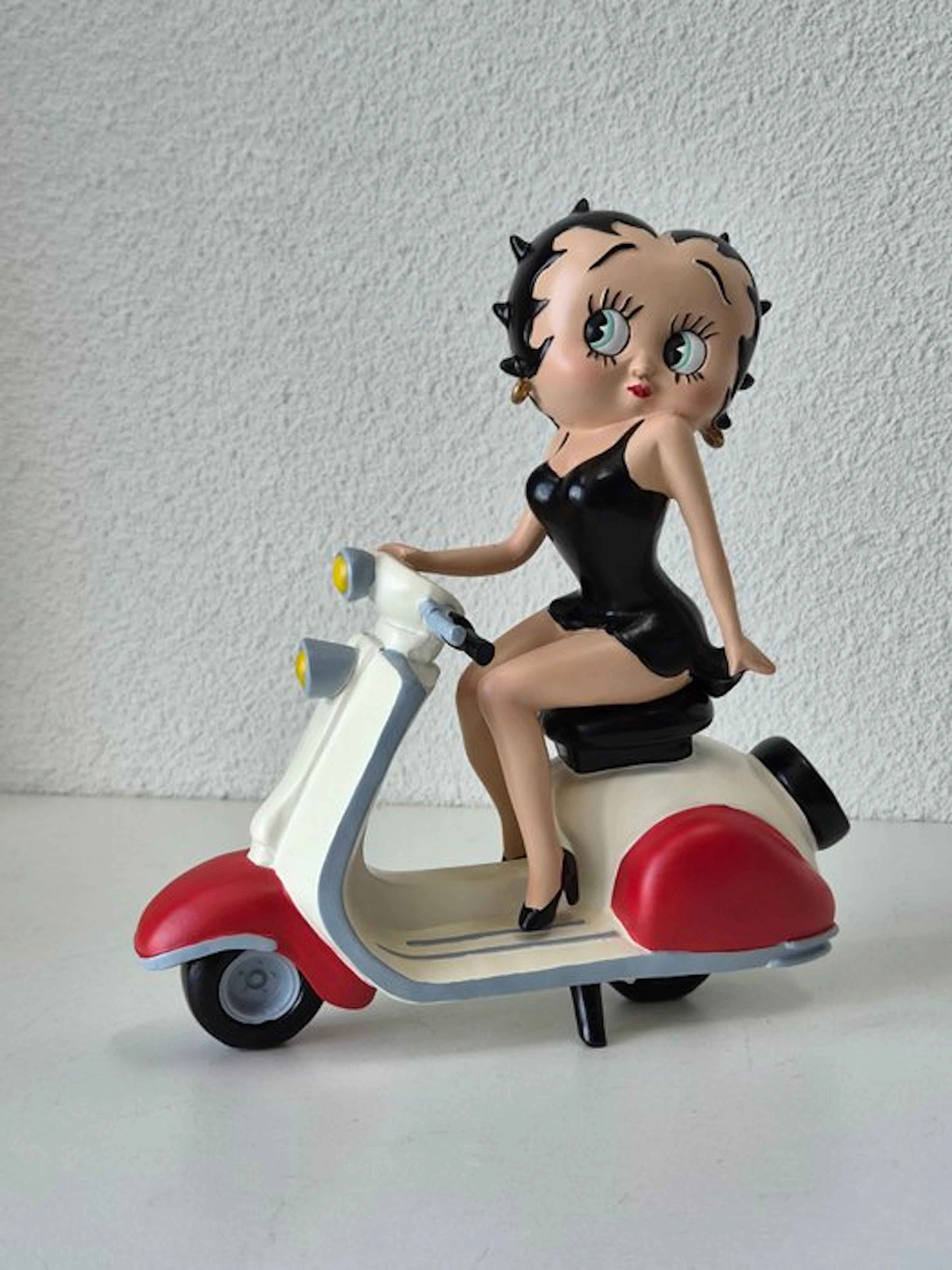 Figure - ***BETTY BOOP on RETRO VESPA***– Pop-Art...