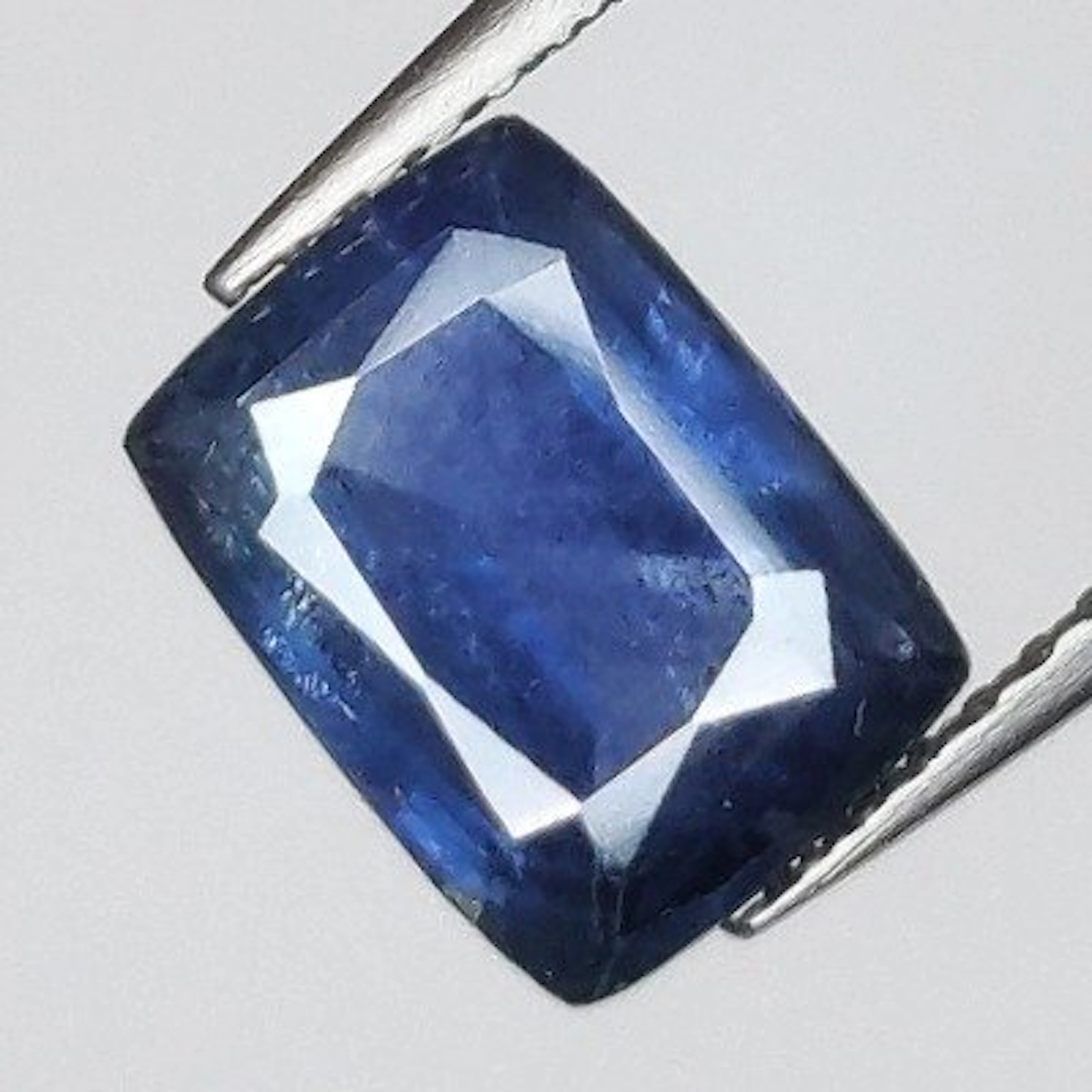 Blue Sapphire - 2.24 ct - Antwerp Laboratory for Gemstone Testing (ALGT)
